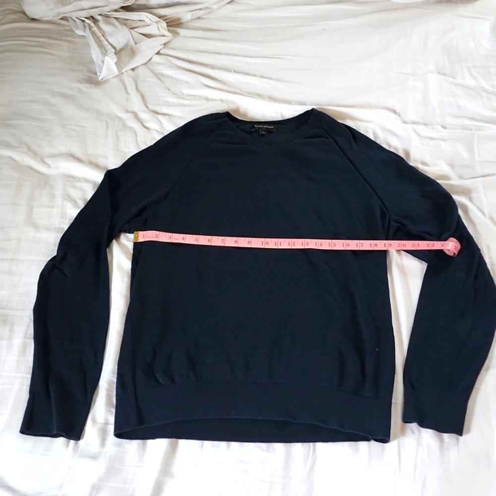 Banana Republic large v neck sweater. Navy bue.